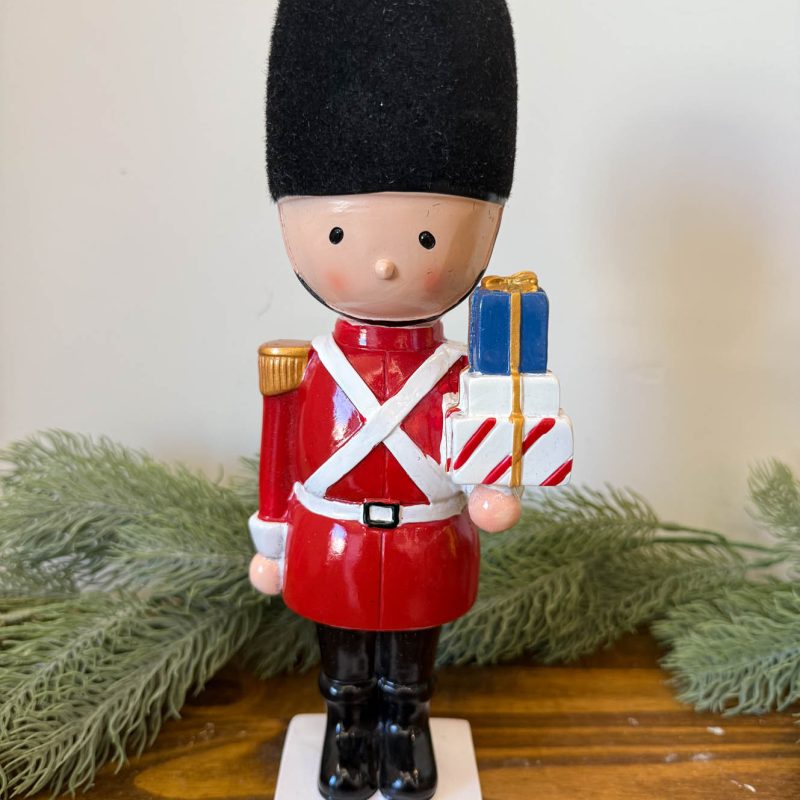 Guardia inglese con pacchetto regalo